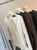 Camiseta de mujer gris de manga larga con cuello medio abierto, nuevo estilo de principios de otoño, cintura fruncida, corte ajustado, camiseta básica adelgazante, top interior