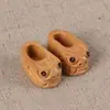 Suministro de fábrica zapatos cabeza de tigre de madera de durazno zapatos bordados paso a paso Wang zapatos pequeños pulsera de pasos arreglo de pequeños accesorios cabello humano