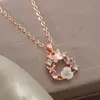 Collar transfronterizo más vendido para mujeres europeas y americanas, colgante de mariposa concha flor Joker, nicho de alta gama, accesorios de Yiwu al por mayor