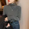 Camisa base de gola alta em veludo listrado para mulheres, nova camiseta slim-fit espessada escovada de manga comprida para outono e inverno