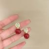 Otoño e Invierno rojo flocado Pendientes de botón Camelia flor mariposa Año Nuevo pendientes mujer dulce terciopelo temperamento pendientes al por mayor