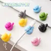 Gancho Adhesivo con Forma de Pulgar Organizador de Cables Creativo Lindo Estilo Ins Almacenamiento de Cables de Datos Fijación de Escritorio Gancho Adhesivo Fuerte