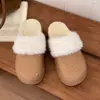 Nuevas zapatillas de casa tipo slip-on de EVA para mujer para el invierno 2026, para usar en exteriores, que aumentan la altura, diseño de nicho, con remaches, suela gruesa, zapatillas de algodón simples y a la moda
