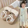Sandalias Infantiles Estilo Princesa 2026 Nuevo Estilo Niñas Suela Suave Antideslizantes Verano Encaje Mariposa Zapatos Casuales de Perlas para Niñas