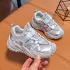 Tênis esportivos infantis para primavera e outono, antiderrapantes, casuais, versáteis, modernos, sapatos funcionais para meninos pequenos, solas macias, essenciais para o volta às aulas