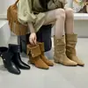 Botas de camurça empilhadas estilo retrô para mulheres, novo modelo outono e inverno 2026, versáteis com decoração de fivela, botas de montaria que aumentam a altura, botas curtas