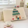Almohada de espuma viscoelástica pequeña y linda con forma de caricatura para niños, diseñada para aliviar la presión y dar soporte al cuello, adecuada para jardines de infancia; insertos de almohada de espuma viscoelástica al por mayor