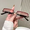 Óculos de sol quadrados estilo americano com meia armação e rebites de metal, lentes cinza escuro bloqueadoras de luz, modernos para selfies, óculos de proteção solar de nicho e versáteis