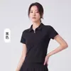 Ropa de yoga para mujer: Camisa polo deportiva de moda con media cremallera y un cuello que realza el escote, adecuada tanto para actividades atléticas como para el uso diario, con un diseño simple y elegante