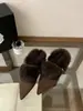 ¡Media zapatilla elegante, esponjosa y que aumenta la altura! Zapatillas de mujer estilo mule, con hebilla fina, ante, punta fina, destalonadas y fáciles de poner.
