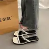 Sandalias de Estilo Francés con Hermoso Temperamento para Mujer Verano Ropa Exterior de Gama Alta Moda 2025 Nuevas Chanclas Planas Plateadas para Salir