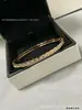 Pulseira V dourada de alta qualidade com padrão de diamante para mulheres, versões estreita e larga, gravação de precisão CNC, pulseira de luxo leve estilo Chanel, atacado do fabricante e entrega direta