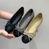 Novos Sapatos Rasos Pretos Versáteis para Primavera e Outono, Levemente Elegantes Estilo Francês Bico Redondo com Laço e Design Color Block 2026
