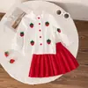 Conjunto de Cárdigan de Punto con Bordado de Fresa y Falda Plisada para Niñas Ropa de Otoño e Invierno Fábrica de Origen Comercio Exterior Mercancía Transfronteriza Venta al por Mayor