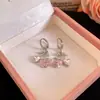 Charme Delicado e Feminino~ Brincos de Flor com Zircônia e Pérola, Brincos de Luxo Leve e de Alta Qualidade, Doces e Delicados, Brincos Versáteis para Mulheres