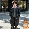 Jaqueta de couro com forro de fleece para meninos, novo estilo 2026, casaco de outono e inverno infantil legal e estiloso, jaqueta grossa para bebês e crianças maiores, moderna