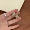 Grampo de Cabelo Pequeno de Flor de Metal para Mulheres, Mini Presilha de Laço para Maquiagem na Testa e Franja, Pegador de Cabelo Tipo Presilha Tubarão Que Não Danifica o Cabelo