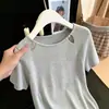 Top de malha vazado com miçangas, novo estilo curto feminino fino de verão 2026, gola redonda vazada, modelagem justa, top elegante de manga curta