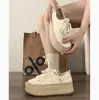 Zapatillas blancas de mujer con plataforma para aumentar la altura, nuevo modelo de otoño 2026, versátiles con faldas, zapatillas casuales de suela blanda