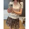 Camiseta casual versátil de manga curta com decote V para mulheres, novo estilo coreano para o verão de 2026, blusa de malha de alta qualidade e elegante para o trabalho