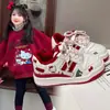 Zapatos Navideños para Niños 2025 Modelo Año Nuevo Invierno Forrados de Felpa para Niñas Rojas Deportivas de Caña Baja Tenis Gato Kt