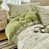 Juego de Cuatro Piezas de Terciopelo de Leche Engrosado en Relieve 2026 Nuevo Coral Fleece Invierno Franela Sábana y Funda de Edredón con Borde Festoneado