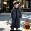 Conjunto de ropa de invierno para niños 2026 nuevo elegante bebé otoño e invierno chaqueta a cuadros conjunto de tres piezas ropa de invierno para niños