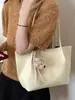 Bolsa Tote Verão 2026 Novo Estilo, Grande Capacidade, Cor Sólida da Moda, Bolsa de Ombro Elegante para o Dia a Dia, Bolsa de Braço Tendência