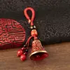 Colgante de campana de cobre roja de diseño original para la fortuna con cuerda tejida a mano y campana con carácter "Fu" para decoración de llavero de coche