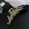 Pinza para el pelo de aleación de perla, Nuevo y moderno accesorio para el pelo en oro mate, Dulce pinza de tiburón con forma de cruz, Diseño de conejo
