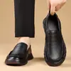 Novo Modelo 2026 Sapatos Casuais de Couro Genuíno de Primeira Camada para Homens, Sapatos Costurados à Mão com Solas Macias, de Calçar Fácil para Meia-Idade e Idosos