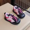Tênis esportivos infantis 2026 primavera e outono novos sapatos de caminhada infantis para atividades ao ar livre com sola macia tênis de caminhada retrô da moda para meninas