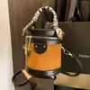 Bolsas de Diseño de Nicho para Mujer Otoño e Invierno 2025 Nuevo Estilo Estilo de Alta Gama Bolso Cruzado Versátil para Hombro y de Mano Bolso Cilíndrico