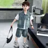Conjunto de Verão em Jeans de Três Peças para Meninos com Etiquetas de Bolso, Estilo Coreano, Roupa Elegante e da Moda de Manga Curta para Bebês e Crianças Pequenas