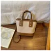 Bolso de Cubo Retro de Nicho para Mano para Mujer Otoño/Invierno 2025 Nuevo Bolso Cruzado con Bordado de Hilo Acolchado de Diamantes Bolso de Hombro Único para el Trabajo y el Trayecto