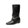 Novas Botas de Cavaleiro Outono/Inverno 2026 com Aumento Interno de Altura de 5cm ~ Bico Quadrado Ajuste Solto Plissadas Moda Botas de Cano Médio