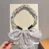 Faixa de Cabeça de Tricô em Ponto Cable com Pérolas de Alta Qualidade para Mulheres, Faixa de Cabeça Alta Estilo Crânio para Realçar o Ambiente, Presilha de Cabelo com Laço Pequeno Floral Doce, Acessórios de Cabelo