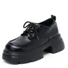 Sapatos de couro ultra-leves com sola grossa para mulheres 2024 Novos mocassins de estilo britânico com tira de altura oculta popular online sapatos populares de camada única