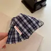 Pinza triangular de estilo universitario a la moda con lunares contrastantes, nueva pinza de tiburón para peinados recogidos.