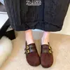 Sapatos femininos estilo Birkenstock, totalmente fechados, em couro genuíno, coleção outono 2026, com design de biqueira falsa, cabedal em pele de porco, estilo Mary Jane e estampa de leopardo