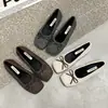Sapatos femininos quadrados retrô de camurça, nova coleção de início de primavera 2026, estilo Mary Jane de sola única, adequados para uso interno e externo, e para o trajeto diário