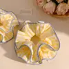Goma para el pelo tipo scrunchie de doble capa con volantes, rayas amarillo crema estilo coreano para mujer, accesorio para el pelo fresco y dulce para recogido de moño, primavera y verano