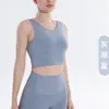 Conjunto de yoga com toque de segunda pele para mulheres, apresentando um top de gola alta com bojos removíveis, calça de yoga com controle abdominal e um conjunto de ginástica de duas peças projetado para realçar os glúteos em formato de pêssego.