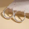 Brincos Argola Redondos Metálicos Escovados Banhados a Ouro Real 18K Estilo Europeu e Americano com um Toque de Nicho de Alto Padrão e Elegância Minimalista
