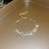 Pulsera Minimalista de Cruz Retorcida con Circonita, con un Toque de Lujo Ligero y Sofisticado, Joyería de Moda y Versátil