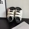 Sandalias para Niños Estilo Coreano Blanco y Negro Punta Abierta Zapatos de Playa Elegantes Verano Unisex Niños Casuales Niños Medianos y Grandes Sandalias Romanas