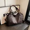 Bolso Vintage para Mujer Bolso Tote de Moda Versátil Remache Sentido de Alta Gama Gran Capacidad Hombro Portátil Axila Cruzado Viajero