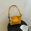 A bolsa de bolinho trançada popular deste ano para mulheres 2026 nova bolsa de ombro simples estilosa bolsa transversal de nicho coreana
