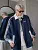 Jaqueta Casual Solta Estilo High Street Sudadora Color Block com Três Listras Tendência para Homens Inverno 2025 Novo Estilo Americano