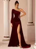 Vestido de Noche de Terciopelo Off-Shoulder de Lujo Ligero para Eventos Sociales con Pedrería, Color Sólido, Ceñido a la Cintura, Corte Sirena, Abertura y Cola, Adecuado para Fiestas Anuales y Eventos de Cena